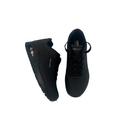 Skechers: tyylikkään kokomustat uno tennarit.