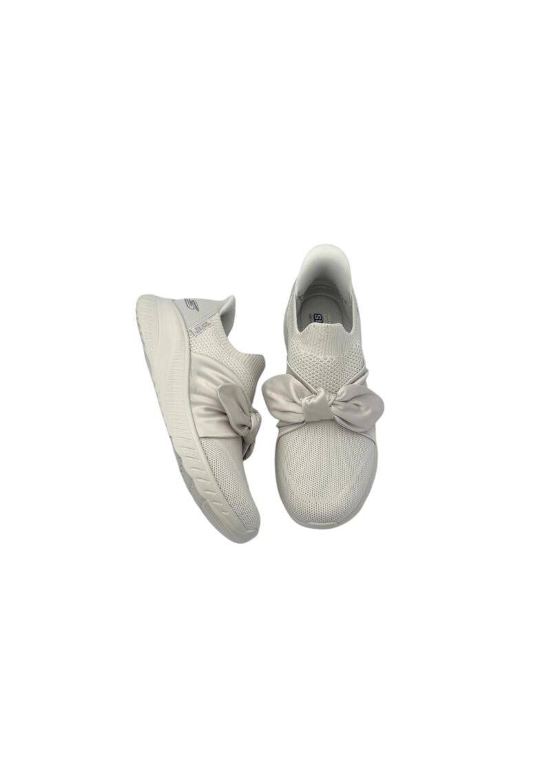 Skechers: super söpöt vaaleat slip-ins rusetti tennarit.