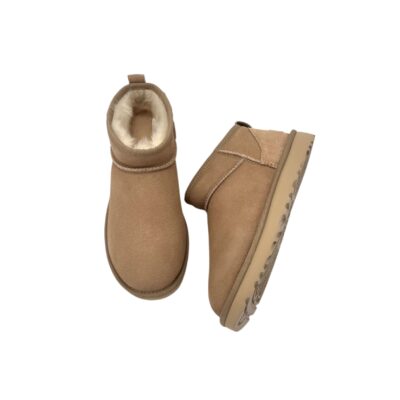 UGG: huippu suositut vaalean hiekan sävyiset lyhyempi vartiset classic ultra mini nilkkurit.