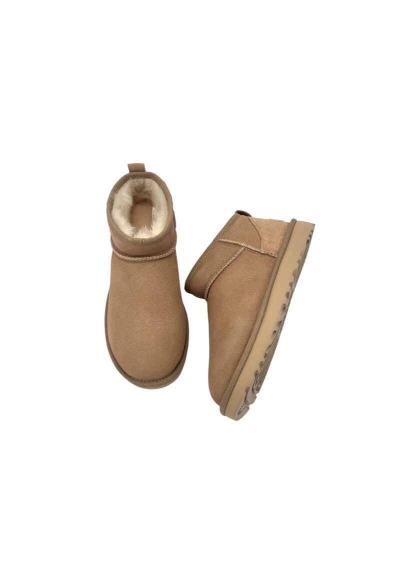 UGG: huippu suositut vaalean hiekan sävyiset lyhyempi vartiset classic ultra mini nilkkurit.
