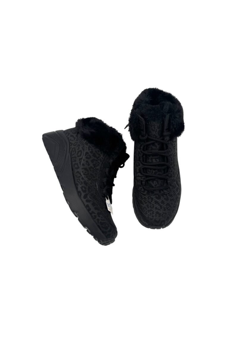Skechers: super söpöt mustat leokuosi varsitennarit.