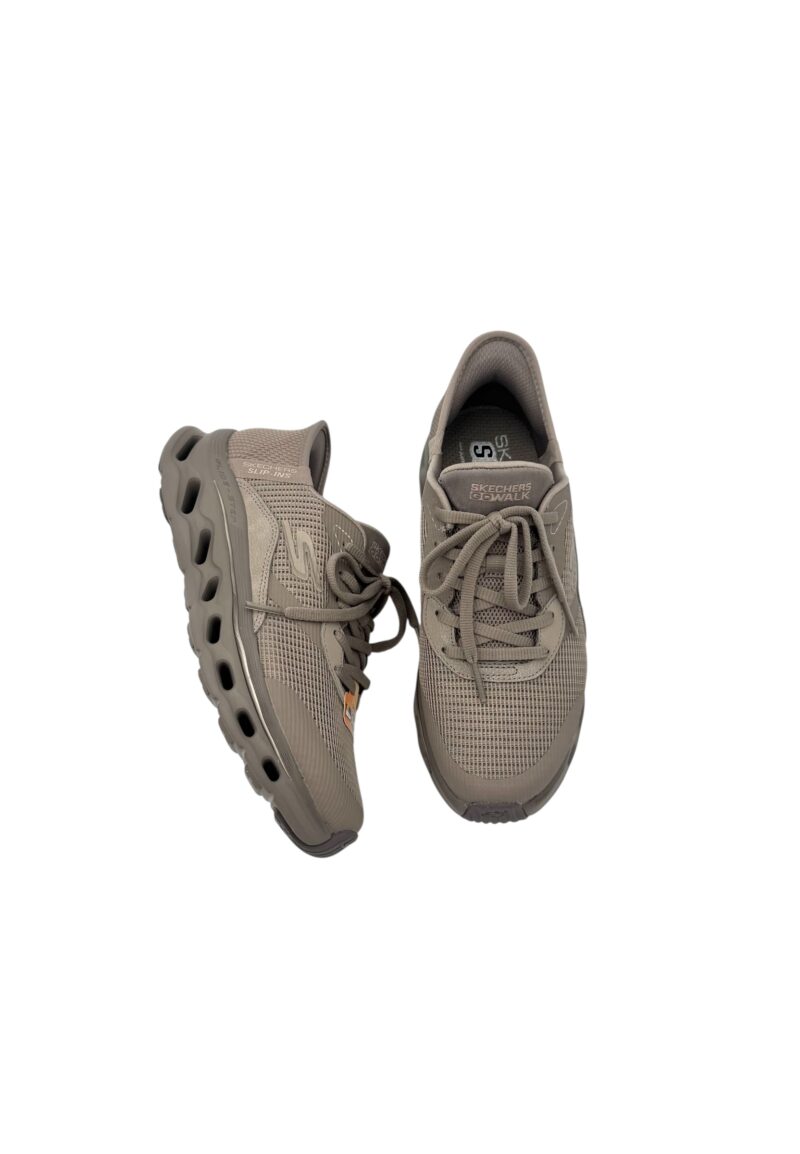 Skechers: mielettömän helpot & mukavat taupen sävyiset slip-ins lenkkarit.