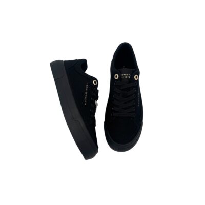 Tommy Hilfiger: yksinkertaisen tyylikkäät kokomustat kangas tennarit