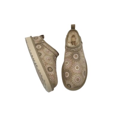 UGG: hurmaavat kirjaillut classic micro lampaankelsi töpsykkäät