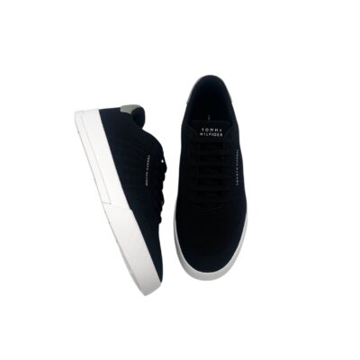 Tommy Hilfiger: komiat mustat pikanauhalliset kangastenskut